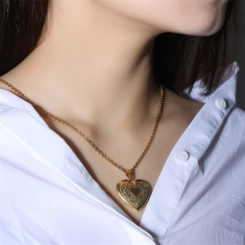 Collier médaillon coeur initia - Heart Locket Necklace Photo avis et prix